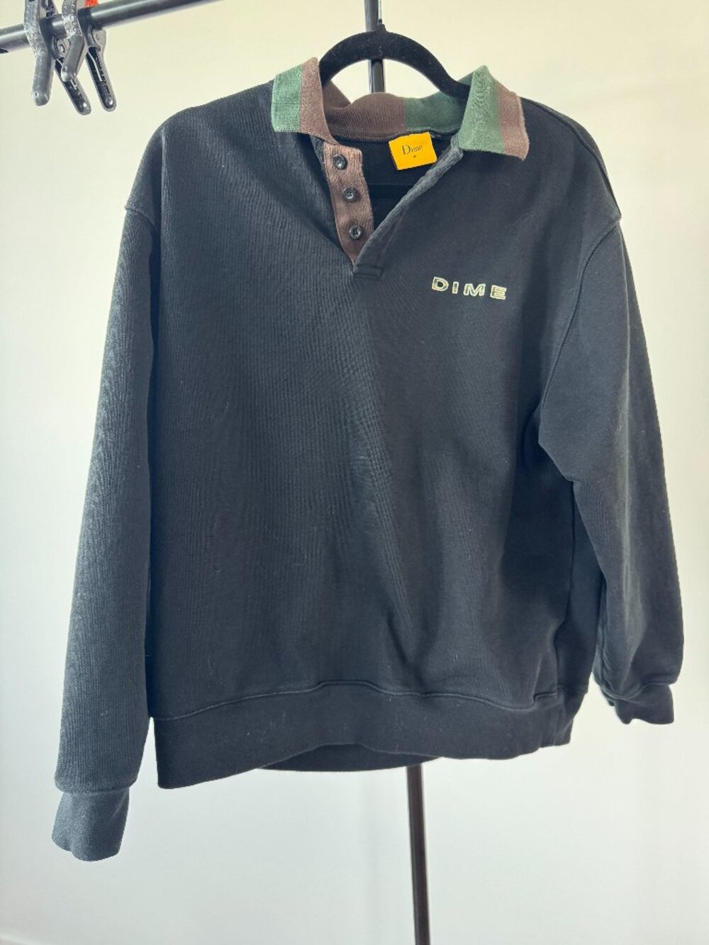 Dime long-sleeve black rugby shirt with striped collar